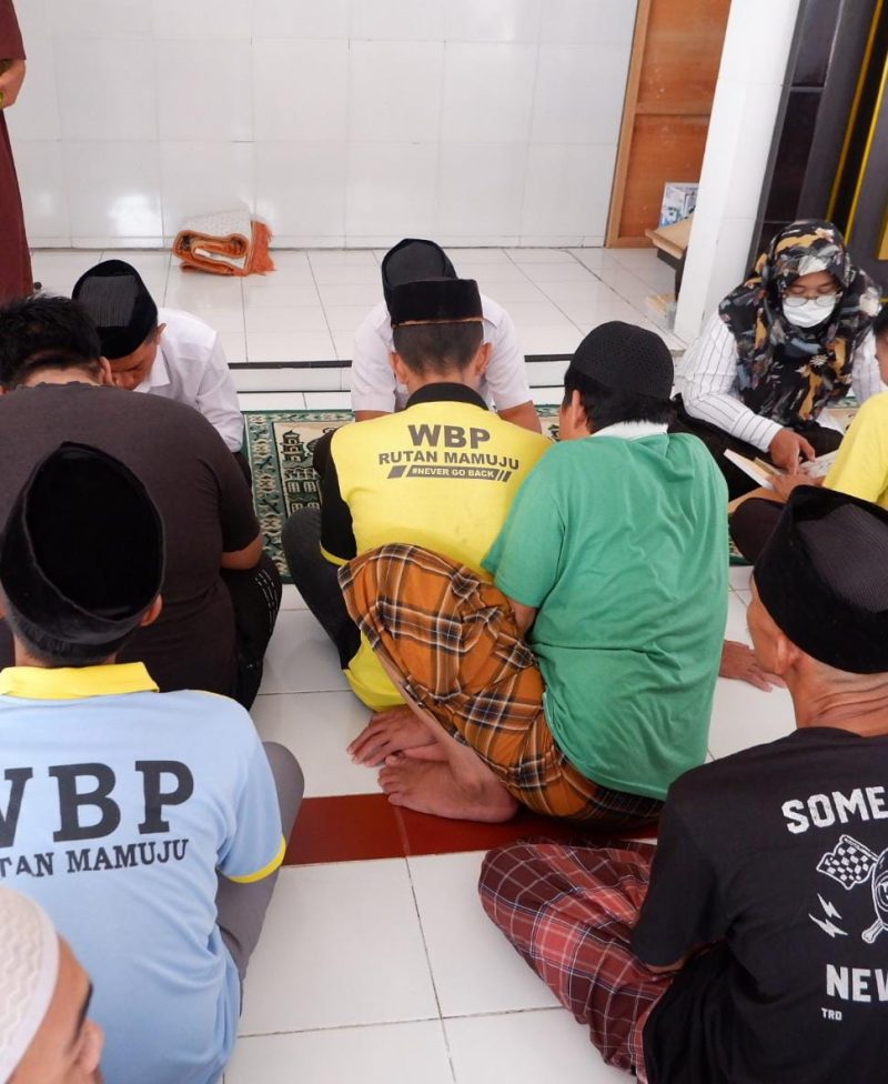 Warga Binaan Rutan Mamuju mengikuti pengajian