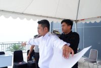 Petugas Rutan Mamuju memeriksa salah satu peserta tes CPNS Kemenkumham