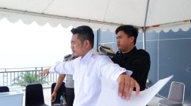 Petugas Rutan Mamuju memeriksa salah satu peserta tes CPNS Kemenkumham