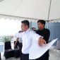 Petugas Rutan Mamuju memeriksa salah satu peserta tes CPNS Kemenkumham