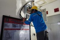 Petugas PLN melakukan pengecekan jaringan listrik Rutan Mamuju