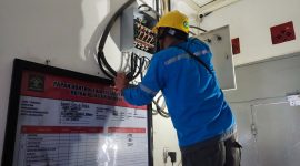 Petugas PLN melakukan pengecekan jaringan listrik Rutan Mamuju