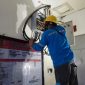Petugas PLN melakukan pengecekan jaringan listrik Rutan Mamuju
