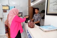 Petugas Penjaga Pintu Umum (P2U) melayani pembesuk