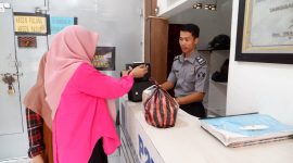 Petugas Penjaga Pintu Umum (P2U) melayani pembesuk