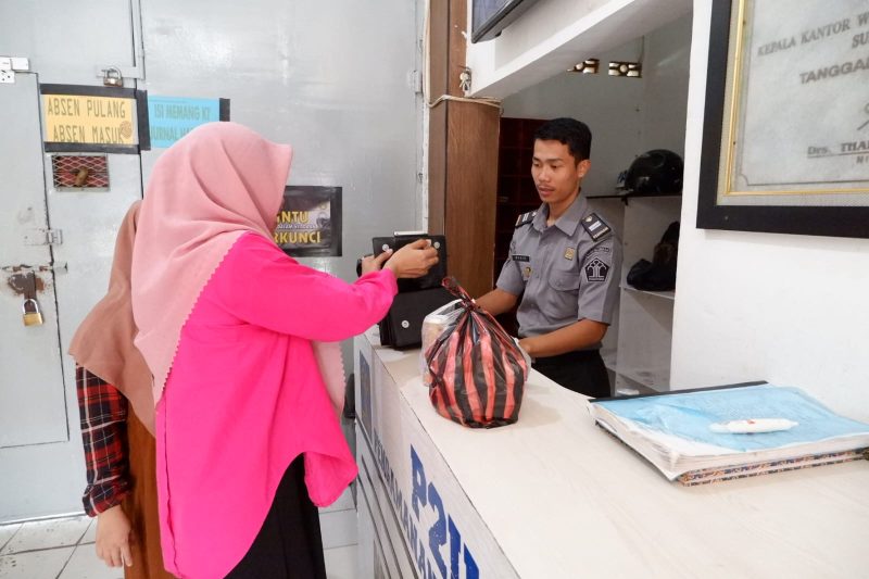 Petugas Penjaga Pintu Umum (P2U) melayani pembesuk