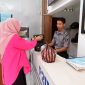 Petugas Penjaga Pintu Umum (P2U) melayani pembesuk