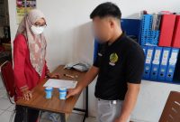 Warga Binaan mengikuti tes urine