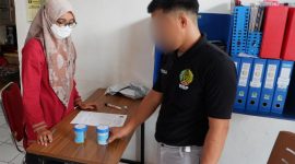 Warga Binaan mengikuti tes urine