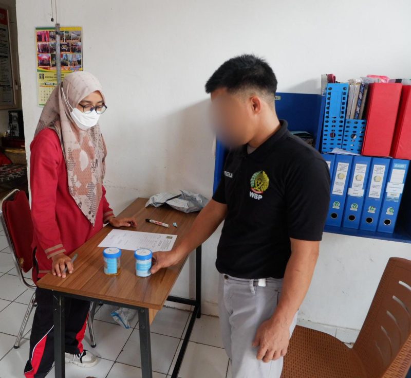 Warga Binaan mengikuti tes urine
