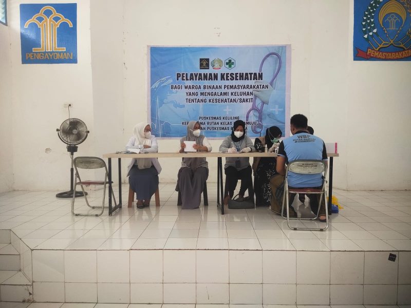 Warga Binaan mengikuti pelayanan kesehatan oleh Puskesmas Binanga