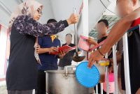 Petugas memberikan Extrafooding kepada Warga Binaan