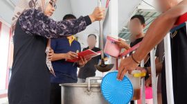 Petugas memberikan Extrafooding kepada Warga Binaan