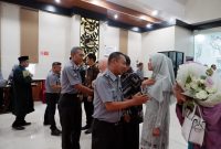 Karutan memberikan selamat kepada Pejabat Notaris yang telah dilantik