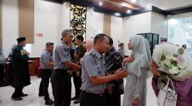 Karutan memberikan selamat kepada Pejabat Notaris yang telah dilantik