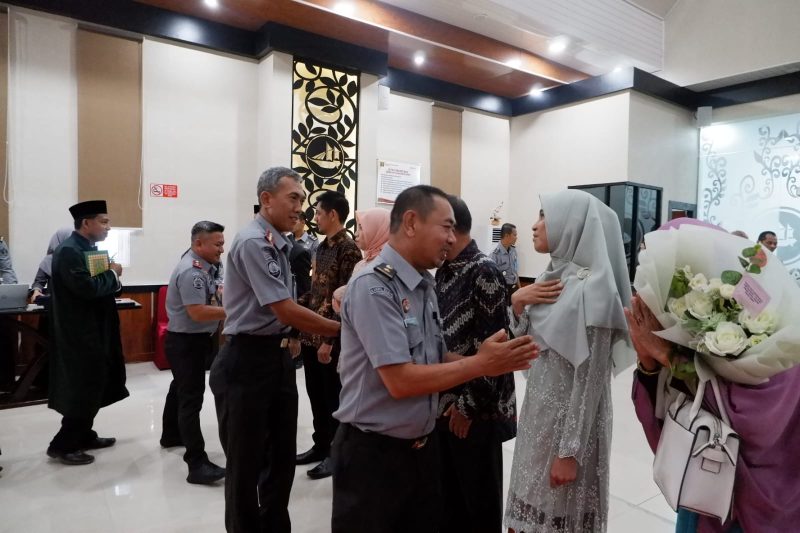 Karutan memberikan selamat kepada Pejabat Notaris yang telah dilantik