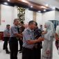 Karutan memberikan selamat kepada Pejabat Notaris yang telah dilantik