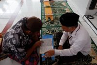 Warga Binaan mengikuti bimbingan bacaan Al-Qur'an