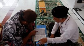 Warga Binaan mengikuti bimbingan bacaan Al-Qur'an