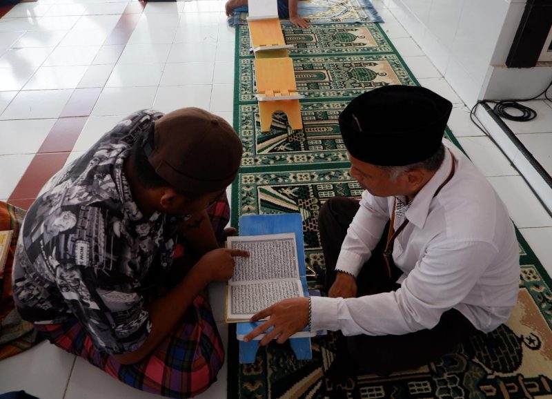 Warga Binaan mengikuti bimbingan bacaan Al-Qur'an