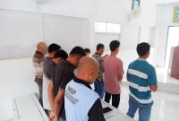 Warga Binaan Nasrani mengikuti kebaktian bersama Penyulu Kemenag Mamuju