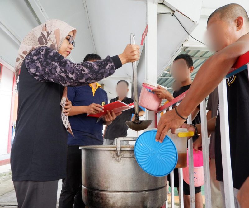 Petugas memberikan Extrafooding kepada Warga Binaan
