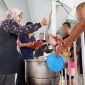Petugas memberikan Extrafooding kepada Warga Binaan