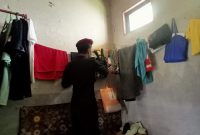 Petugas Rutan Mamuju sedang melaksanakan penggeledahan