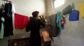 Petugas Rutan Mamuju sedang melaksanakan penggeledahan