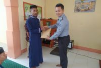 Jadi Peserta Terbaik, Rutan Pasangkayu Beriikan Hadiah Kepada Warga Binaan Yang Ikut Pembinaan Kerohanian. Foto: Rutan Pasangkayu/dok (17/11)