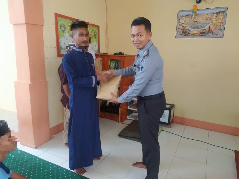 Jadi Peserta Terbaik, Rutan Pasangkayu Beriikan Hadiah Kepada Warga Binaan Yang Ikut Pembinaan Kerohanian. Foto: Rutan Pasangkayu/dok (17/11)