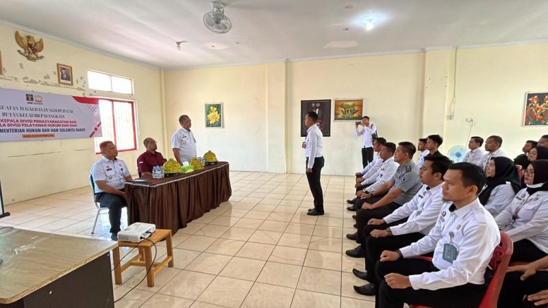 Penguatan Tugas dan Fungsi, Kepala Divisi PAS dan Kepala Divisi Yankum Berikan Arahan Kepada Petugas Rutan Pasangkayu. Foto: Rutan Pasangkayu/dok (16/11)
