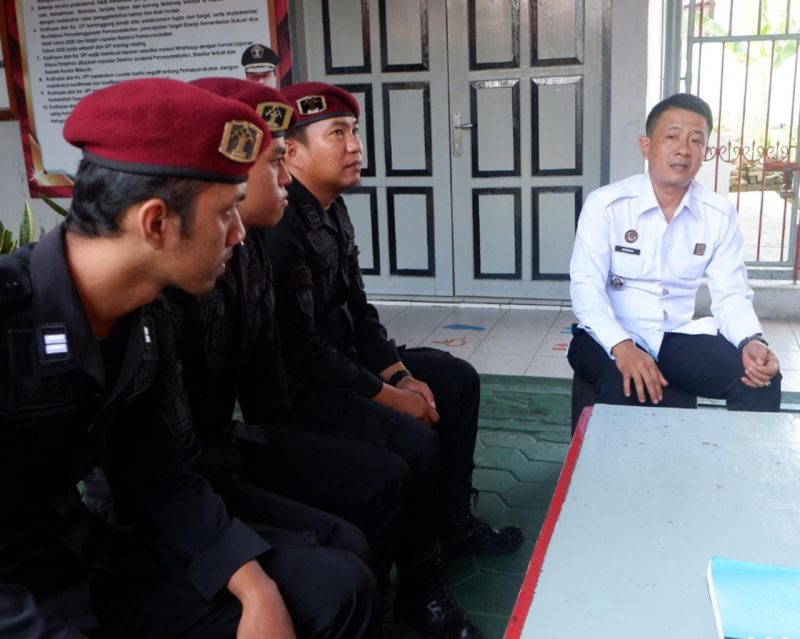 Kepala Kesatuan Pengamanan Rutan memimpin belriefing Jajaran Regu Pengamanan