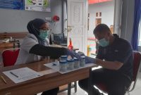 Pastikan Bersih dari Narkoba, Rutan Pasangkayu Laksanakan Tes Urine Kepada Tahanan Baru Sebagai Upaya Deteksi Dini. Foto: Rutan Pasangkayu/dok (11/12)