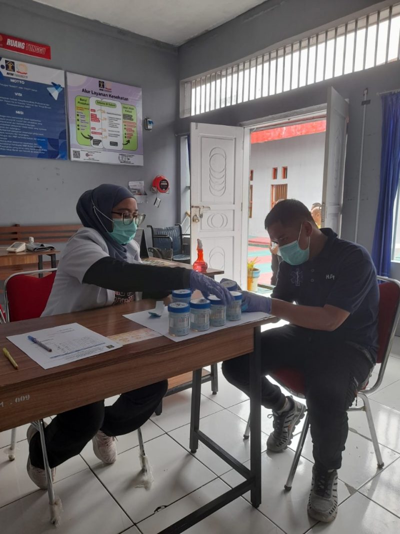Pastikan Bersih dari Narkoba, Rutan Pasangkayu Laksanakan Tes Urine Kepada Tahanan Baru Sebagai Upaya Deteksi Dini. Foto: Rutan Pasangkayu/dok (11/12)