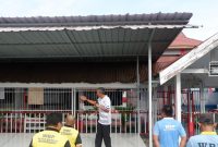 Karutan memberikan arahan sebelum pelaksanaan senam pagi