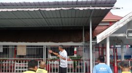 Karutan memberikan arahan sebelum pelaksanaan senam pagi