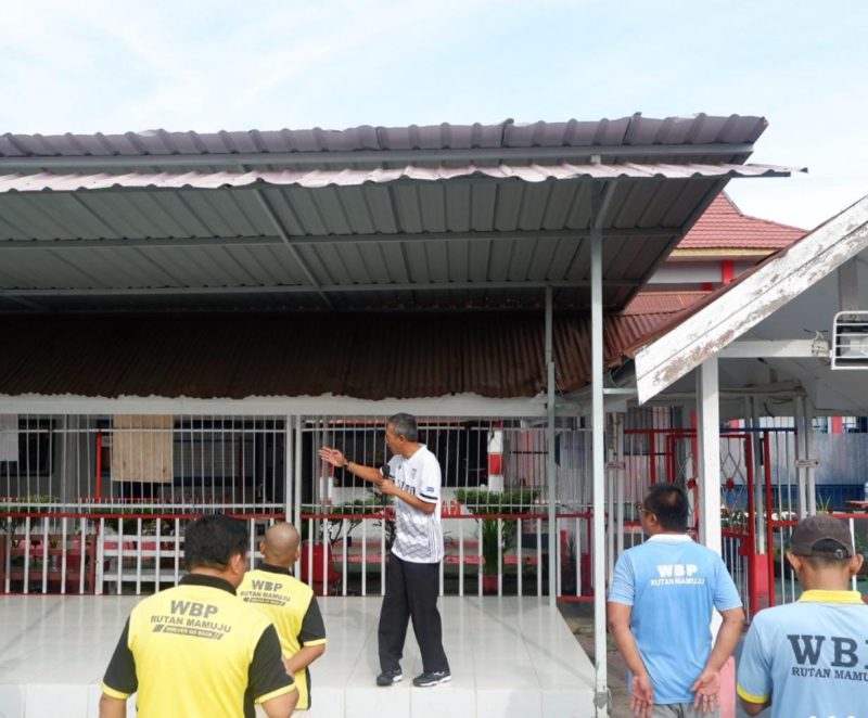 Karutan memberikan arahan sebelum pelaksanaan senam pagi