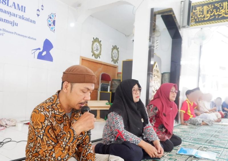 Penyuluh Kemenag Mamuju memberikan tausiah di Rutan Kelas IIB Mamuju