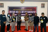 Rutan Pasangkayu Serah Terima Surat Pemberitahuan Pindah Memilih di Lokasi Khusus Oleh KPU Kabupaten Pasangkayu. Foto: Rutan Pasangkayu/dok (18/01)
