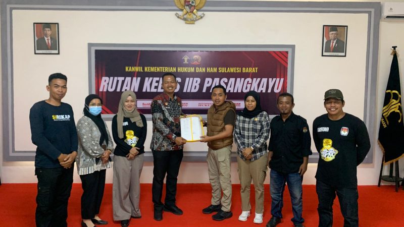 Rutan Pasangkayu Serah Terima Surat Pemberitahuan Pindah Memilih di Lokasi Khusus Oleh KPU Kabupaten Pasangkayu. Foto: Rutan Pasangkayu/dok (18/01)