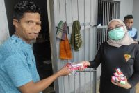 Jaga Kebersihan Diri, Rutan Pasangkayu Bagikan Perlengkapan Mandi Kepada Seluruh Warga Binaan. Foto: Rutan Pasangkayu/dok (27/01)