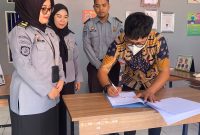 Tingkatkan Pelayanan Kesehatan, Klinik Pratama Rutan Pasangkayu Kerja Sama Dengan Apotek Martajaya


Pasangkayu - Kilinik Pratama Rumah Tahanan Negara Kelas IIB Pasangkayu Kantor Wilayah Kementerian Hukum dan HAM Sulawesi Barat menjalin kemitraan strategis bersama Apotek Martajaya. Perjanjian Kerjasama ini terkait penyediaan dan manajemen Obat, Alat Kesehatan dan Bahan Medis Habis Pakai (BMHP) di Klinik Rutan Pasangkayu, Senin (07/02).

Dalam upaya untuk meningkatkan kesejahteraan Warga Binaan Rutan Pasangkayu, Apotek Martajaya akan berperan sebagai kontributor utama, menyediakan pasokan obat-obatan yang esensial untuk kebutuhan kesehatan di Rutan Pasangkayu. Adanya perjanjian kerjasama ini diharapkan penanganan obat, alat Kesehatan dan BMHP di Rutan pasangkayu akan menjadi lebih efisien, terarah, dan sesuai dengan standar medis yang berlaku. 

Kepala Rutan Pasangkayu, Tisep Oven Harry menyatakan bahwa kerja sama ini menjadi langkah penting dalam meningkatkan pelayanan kesehatan kepada warga binaan. Selain itu, beliau juga berharap dengan adanya kerja sama ini dapat mempercepat proses pengobatan dan meningkatkan efisiensi dalam pelayanan kesehatan.


