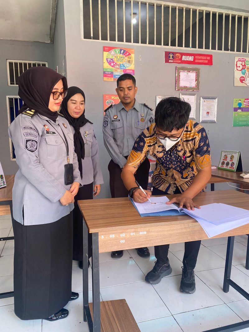 Tingkatkan Pelayanan Kesehatan, Klinik Pratama Rutan Pasangkayu Kerja Sama Dengan Apotek Martajaya


Pasangkayu - Kilinik Pratama Rumah Tahanan Negara Kelas IIB Pasangkayu Kantor Wilayah Kementerian Hukum dan HAM Sulawesi Barat menjalin kemitraan strategis bersama Apotek Martajaya. Perjanjian Kerjasama ini terkait penyediaan dan manajemen Obat, Alat Kesehatan dan Bahan Medis Habis Pakai (BMHP) di Klinik Rutan Pasangkayu, Senin (07/02).

Dalam upaya untuk meningkatkan kesejahteraan Warga Binaan Rutan Pasangkayu, Apotek Martajaya akan berperan sebagai kontributor utama, menyediakan pasokan obat-obatan yang esensial untuk kebutuhan kesehatan di Rutan Pasangkayu. Adanya perjanjian kerjasama ini diharapkan penanganan obat, alat Kesehatan dan BMHP di Rutan pasangkayu akan menjadi lebih efisien, terarah, dan sesuai dengan standar medis yang berlaku. 

Kepala Rutan Pasangkayu, Tisep Oven Harry menyatakan bahwa kerja sama ini menjadi langkah penting dalam meningkatkan pelayanan kesehatan kepada warga binaan. Selain itu, beliau juga berharap dengan adanya kerja sama ini dapat mempercepat proses pengobatan dan meningkatkan efisiensi dalam pelayanan kesehatan.

