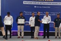 Karutan Mamuju menerima penghargaan dari Kepala Kanwil KPPN Wilayah Sulawesi Barat