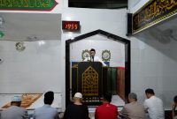 Penceramah memberikan khutbah Ramadhan di Masjid At-Taubah Rutan Kelas IIB Mamuju