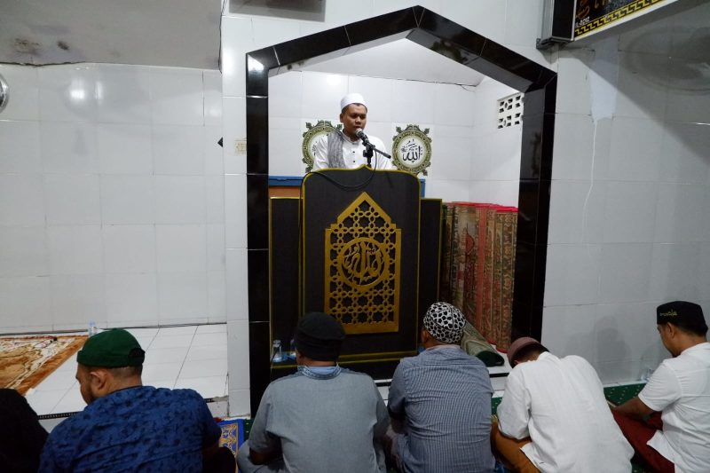 Penceramah memberikan khutbah di Rutan Mamuju pada malam ke-12 Ramadhan