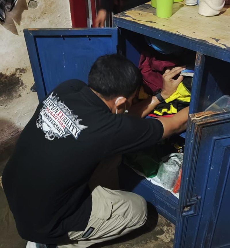 Petugas melaksanakan penggeledahan Blok Hunian sebagai upaya deteksi dini terhadap potensi gangguan Kamtib di Rutan Mamuju