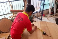 Warga Binaan membuat kerajinan berbahan dasar kayu