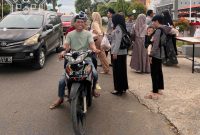 Pegawai Rutan Mamuju membagikan takjil kepada masyarakat dalam rangka memperingati Hari Bhakti Pemasyarakatan ke-60